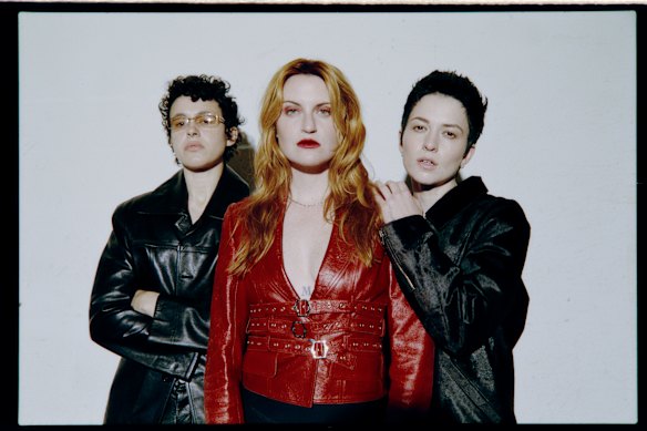 Pop songs for an “era of impending doom”: MUNA (from left) are Naomi McPherson, Katie Gavin, Josette Maskin.