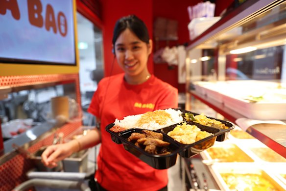 Load up a tray from the bain marie at Da Bao.