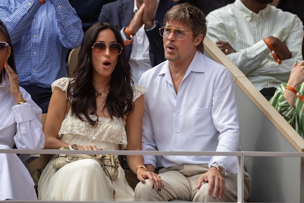 Brad Pitt and Ines de Ramon watching tennis