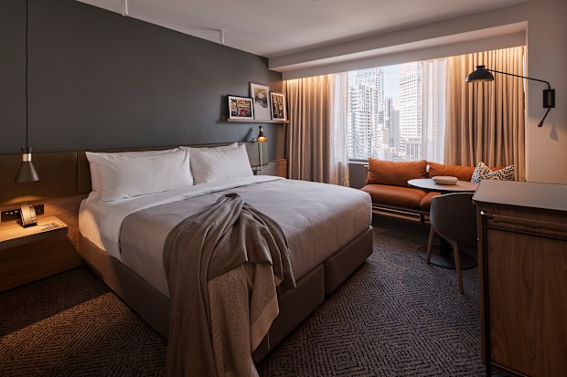 Deluxe king room rydges melbourne