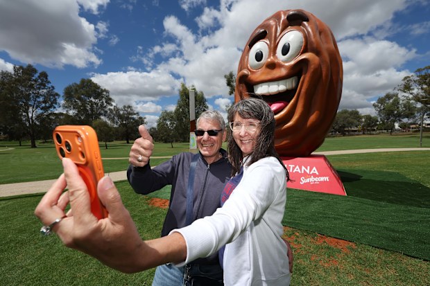 Roadtrippers have a new ‘big thing’ to mark on the map. The Big Sultana has been unveiled in the Victorian city of Mildura.
