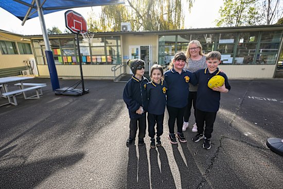 Hoddles Creek Primary School principal Leanne Timoney and her students.