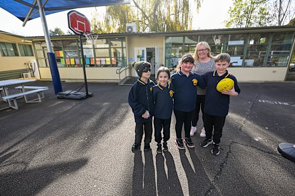 Hoddles Creek Primary School principal Leanne Timoney and her students.