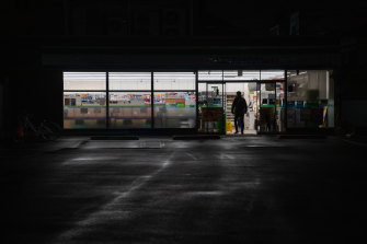 Bir adam, Japonya'nın Tokyo kentinde enerji tasarrufu yapmak için dış aydınlatmasını kapatan bir markete girer. 