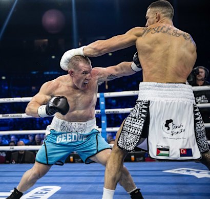 Paul Gallen earned a controversial victory over Sonny Bill Williams.