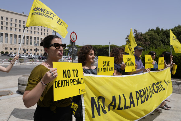 Activists of the Amnesty international human rights association hold banners reading “no to death penalty”as they stage a protest in front of the Italian Foreign Ministry in Rome in June.