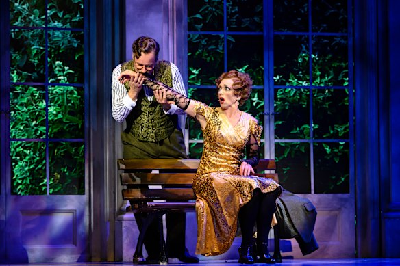 Ad Knippels and Gerrie van der Klei in a Dutch production of Anastasia