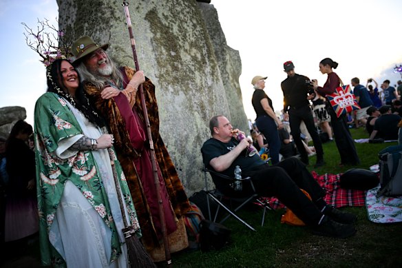 Molte persone si radunarono a Stonehenge vestite da druidi e pagani.