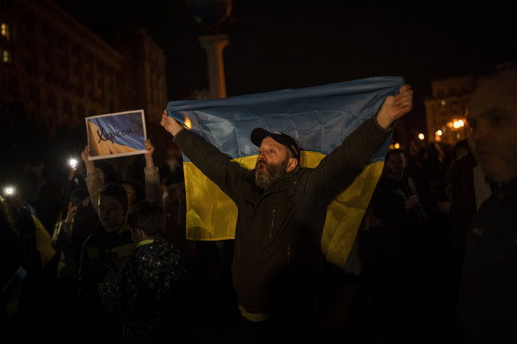 Ukrainians gather in central Kyiv to celebrate the recapturing of Kherson city.
