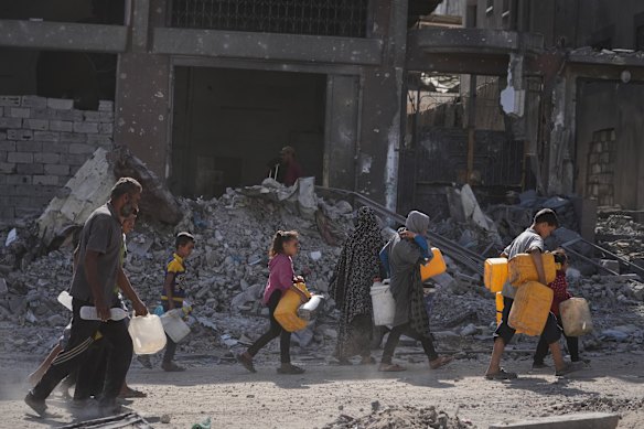 Israel comprometeu-se a permitir mais ajuda, mas a situação continua desesperadora para muitos palestinianos.