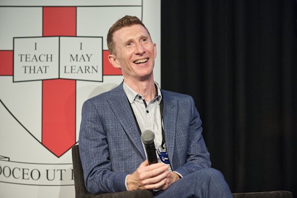 Matt Bower, profesor de la Universidad Macquaire, afirma que la IA generativa ha facilitado a los estudiantes la subcontratación de su pensamiento.