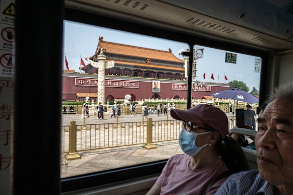 Pessoas andam de ônibus público passando pelo Portão de Tiananmen, em Pequim, China. A última visita de Trump à China foi em 2017. 