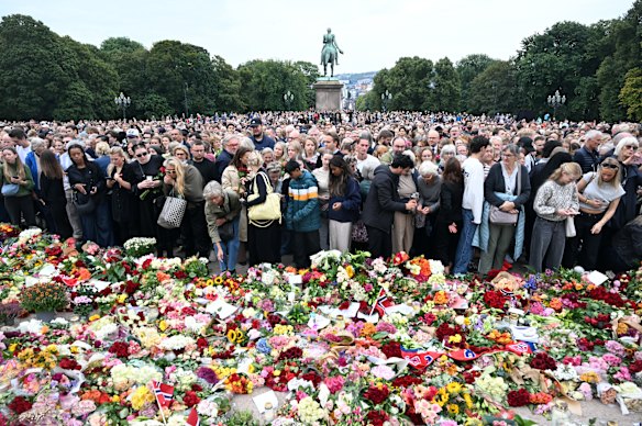 Norwegians paid tribute to the late king at the weekend, laying flowers, writing cards and lighting candles in front of the royal palace.
