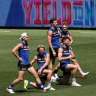AFL players must be fully vaccinated before returning to training: Andrews