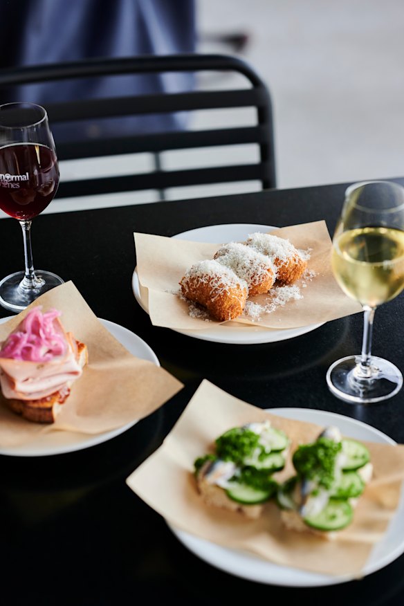 Soldados de anchova e pepino e croquetes de alho-poró e taleggio.