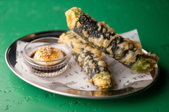 Fried seaweed roll.