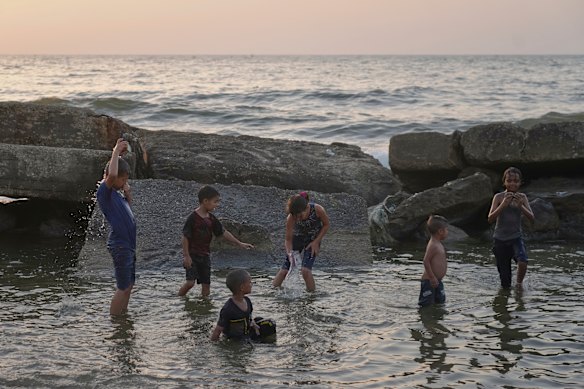 As crianças palestinas esfriam na costa da cidade de Gaza na sexta -feira.