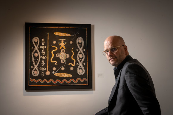 D’Lan Davidson, director of D’Lan Contemporary gallery, with the painting Mikantji and Tywerl, by Kaapa Tjampitjinpa.