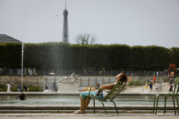 The heat is on – under the sun in the Tuileries gardens, Paris.