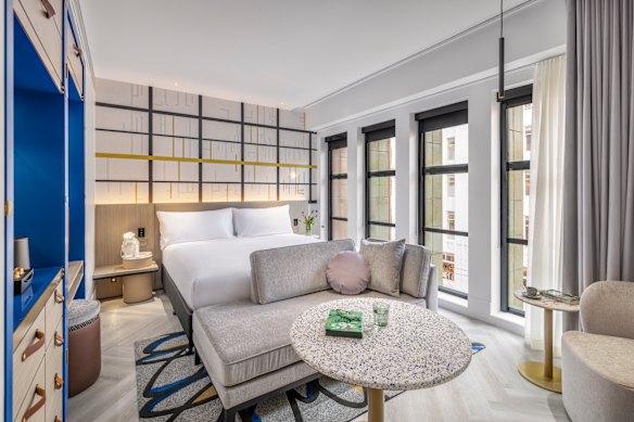 Um quarto de hóspedes e seu mapa de Melbourne.