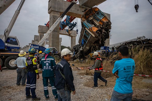 Un treno passeggeri è stato colpito da una gru caduta da un adiacente cantiere ferroviario ad alta velocità tailandese-cinese nel distretto di Sikhio, Nakhon Ratchasima.