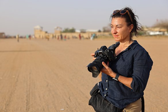 Lynsey Addario em missão no campo de refugiados de Iridimi, Wadi Fira, Chade.