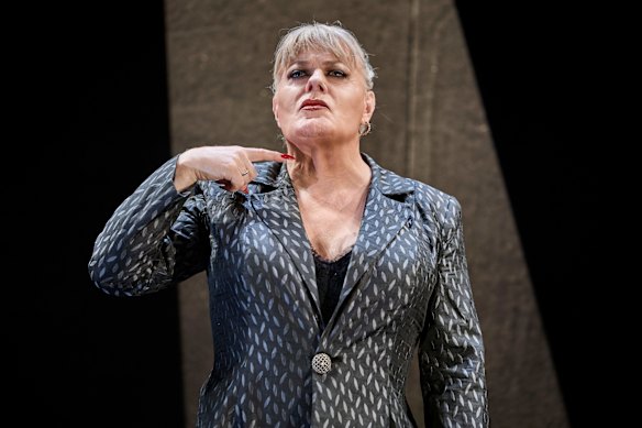 After her marathon efforts, Eddie Izzard performing the whole of Hamlet by herself is not that surprising.  
