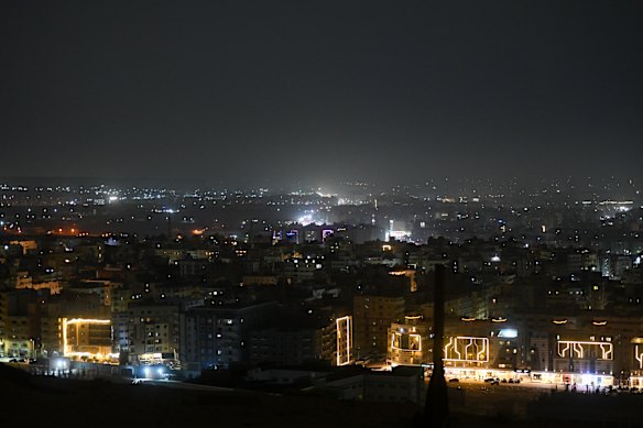 Pandangan umum Kairo dari atas Gunung Mokattam.