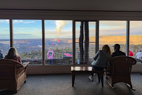 Os visitantes admiram a ação do Volcano House Hotel.