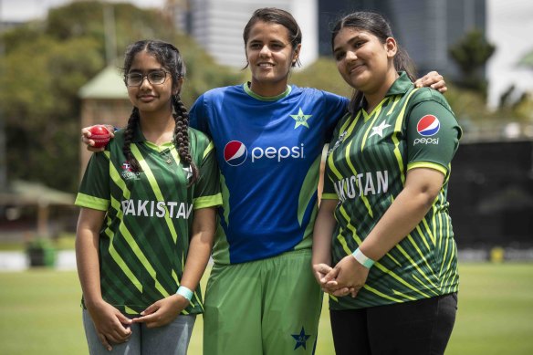 Aiman Anwer of the T20 Pakistan Women’s side meets with young cricket fans at North Sydney Oval ahead of the T20 match against Australia.