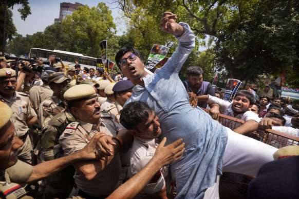 Polis, Parlamento Binası yakınlarındaki bir protesto sırasında Hindistan Kongre partisinin gençlik kanadının bir üyesini gözaltına aldı.