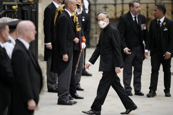 Chinese Vice President Wang Qishan arrives at Westminster Abbey in COVID-safe fashion.