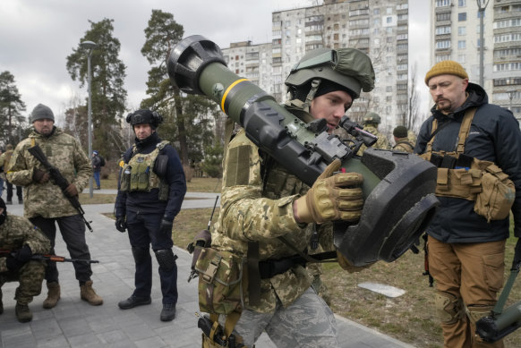 Ukrainian reservists with the kind of anti-tank weapon being supplied by Western powers. 