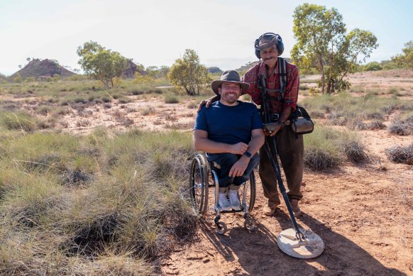 Kurt Fearnley and Tennant Creek gold fossicker Jimmy Hooker.