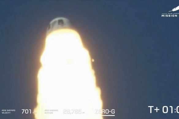 Pazartesi günü fırlatma hatasından sonra bir Blue Origin roketi.