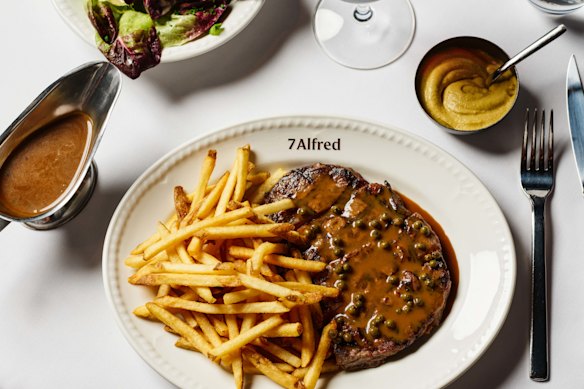 Bife com batatas fritas é o item principal do menu do 7 Alfred.