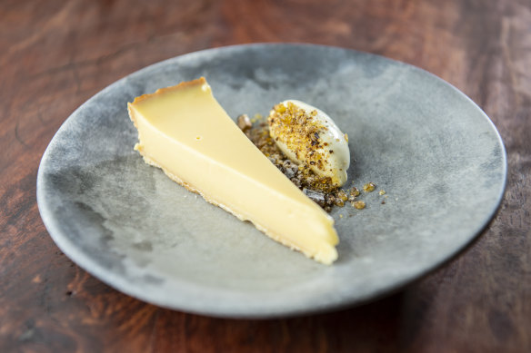 Honey curd tart, sour cream, honeycomb.