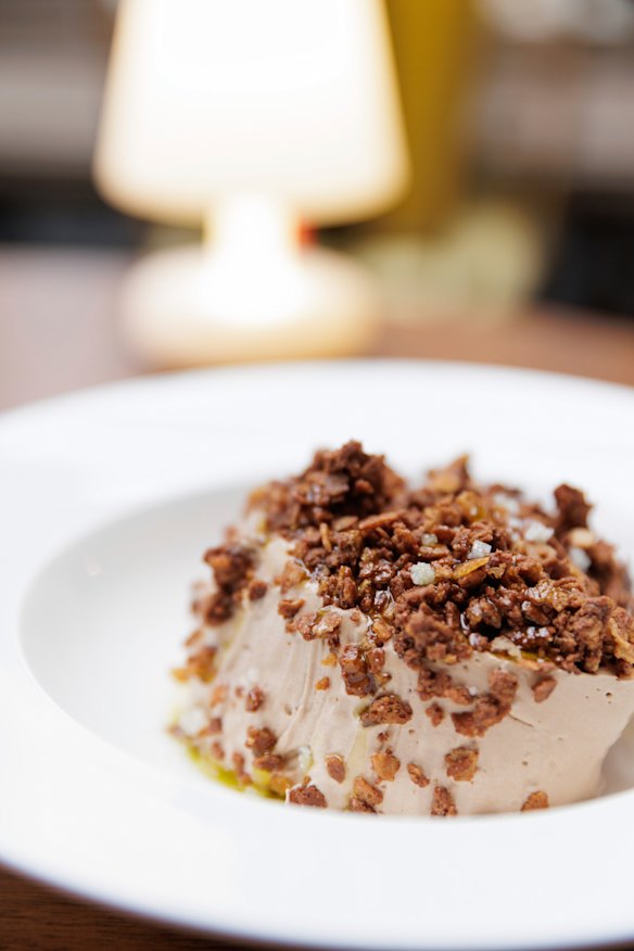 The mousse is topped with Guérande salt and olive oil.