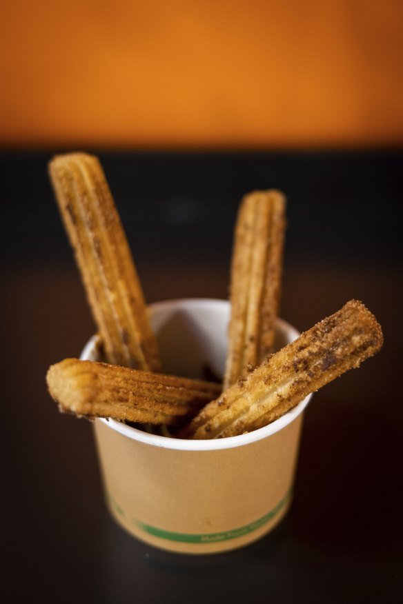 Churros con cajeta.