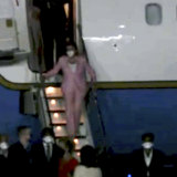 Videodan alınan bu görüntüde, Nancy Pelosi Salı gecesi uçağını Taipei'de terk ediyor.