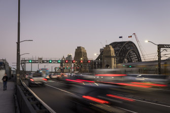NSW Labour is van plan om tolopbrengsten van de Harbour Bridge om te buigen naar verlichting voor chauffeurs.