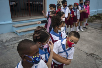 學生們在古巴哈瓦那等待進入教室。