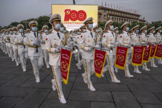 今年7月1日，中国人民解放军仪仗队成员在北京天安门广场游行庆祝共产党成立一百周年。 