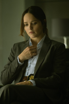 Rebecca Breeds as FBI agent Clarice Starling.