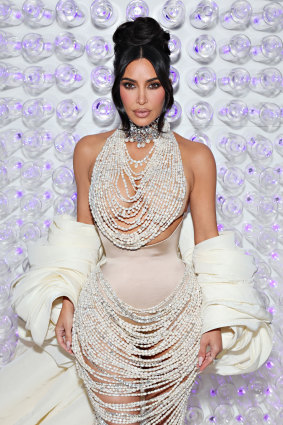 Warner loves the “cool, effortless” style of Kim Kardashian and her sisters. 