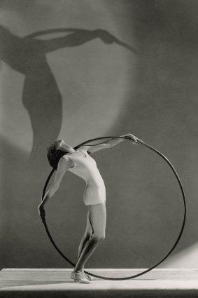A Vogue fashion shoot from 1930 embraces the athletic aesthetic.