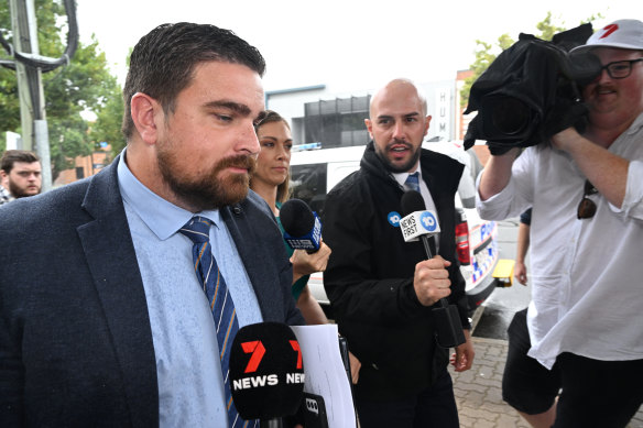L'advocat de Bruce Lehrmann, Rowan King, envoltat de mitjans de comunicació fora del Tribunal de Magistrats de Toowoomba.