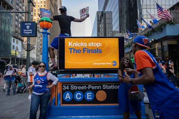 La stazione della metropolitana della 34esima Strada è stata decorata con i colori dei Knicks, così come molti grattacieli di New York City.