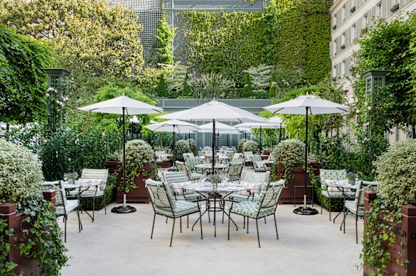 Enjoy lunch or dinner at the hotel’s green oasis, Le Jardin Francais.