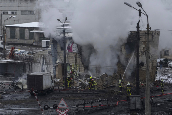Ukrayna Devlet Acil Servis itfaiyecileri, Ukrayna'nın Kiev kentinde Rus roket saldırısından sonra çıkan yangını söndürmek için çalışıyor.